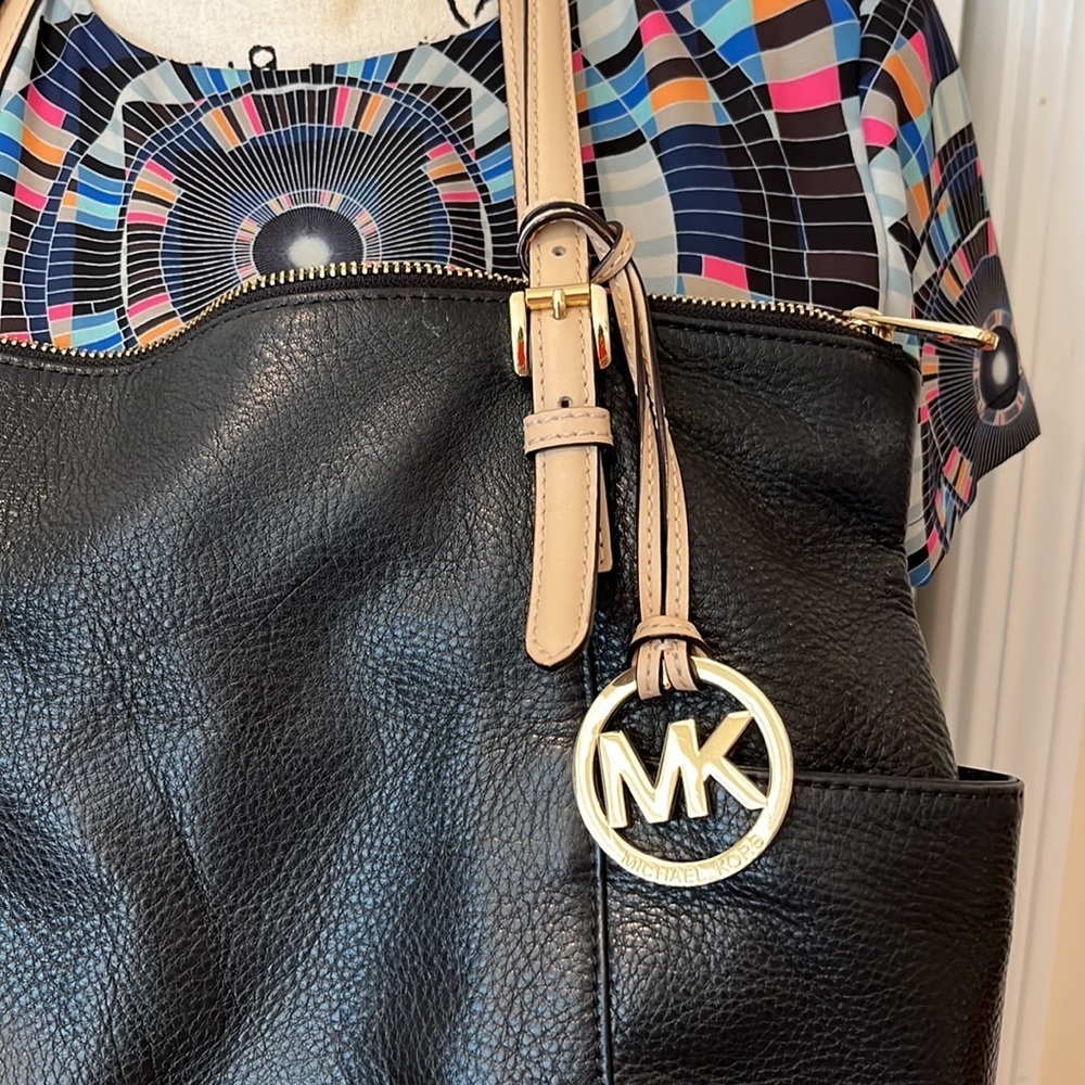 Michael Kors Black & Tan Pebbled leather Jet set tote bag - Picture 10 of 11
